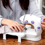 Maszyna do szycia z opcjonalnym stolikiem.