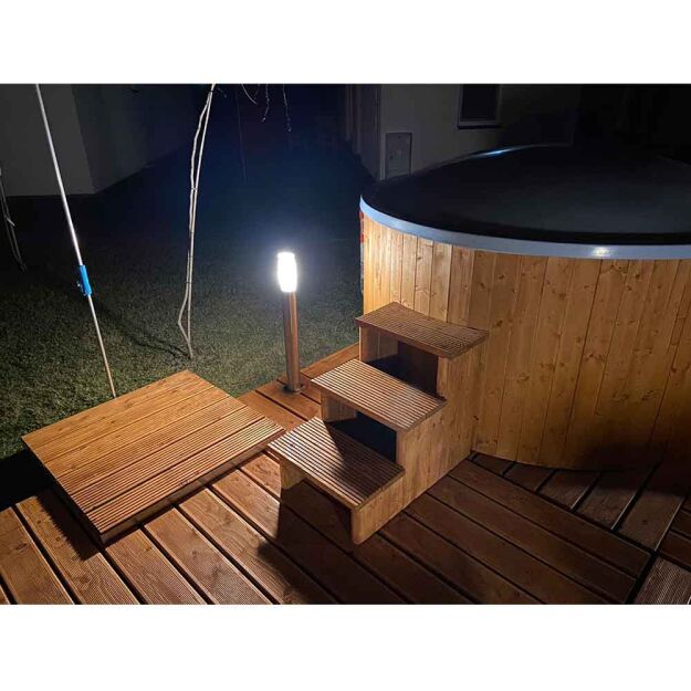 Drewniane stopnie do balii ogrodowej.