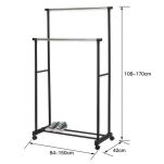 Wieszak z regulowaną wysokością na kółkach.