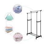 Wieszak na ubrania na kółkach.