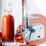 Maszynka do mięsa z wyciskarką do soku pomidorowego.